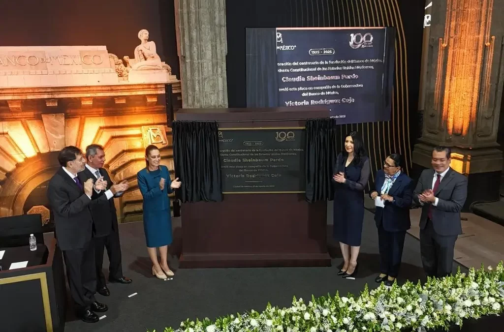 Banxico celebra 100 años con moneda de plata; Sheinbaum destaca ‘estabilidad económica’