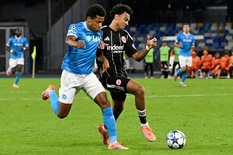 Napoli domina pero no puede ante el Frankfurt en Champions