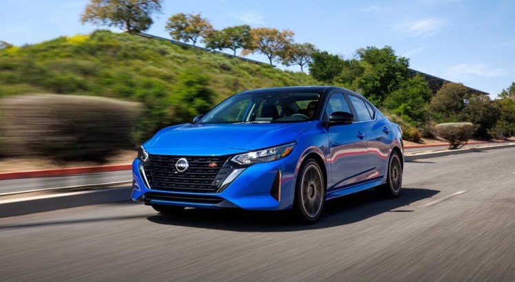 Nissan Sentra baja brutalmente de precio en México y ahora es uno de los sedanes más baratos: hasta 100,000 pesos menos sin perder equipo