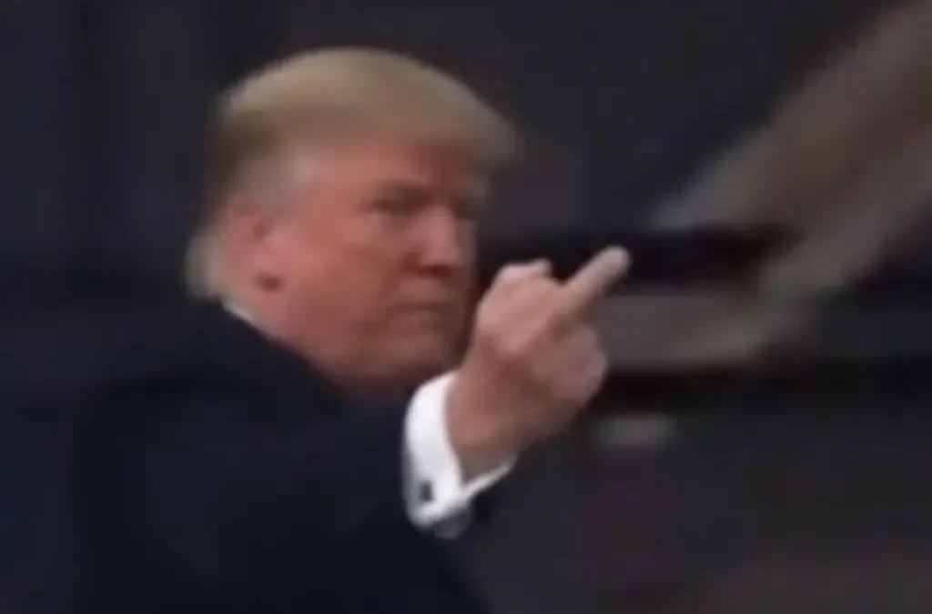 Trump hace seña obscena a un trabajador de Ford que le gritó ‘protector de pedófilos’