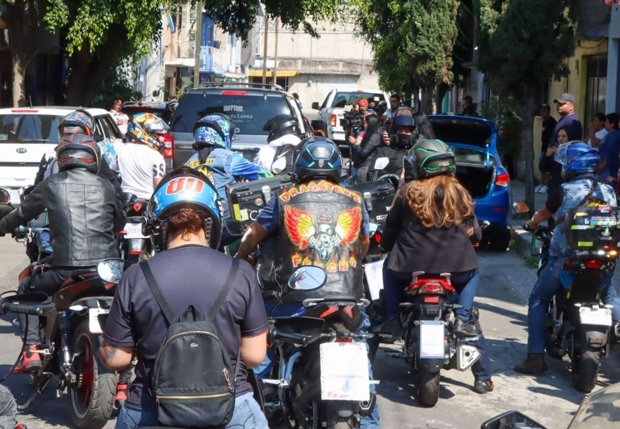 Con emotivo cortejo fúnebre, motociclistas despiden a Roberto Hernández, quien perdió la vida tras ser atropellado por un automóvil que se dio al a fuga en Iztapalapa