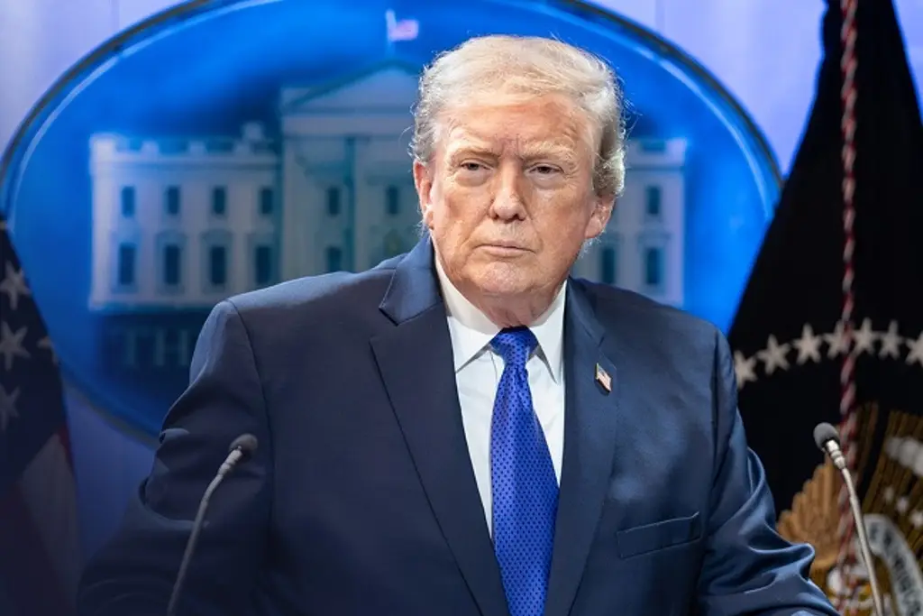 Trump anuncia aranceles del 50% a países que vendan armas a Irán