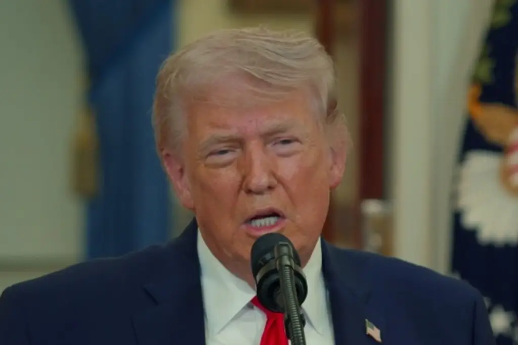 Trump amenaza con ofensiva mayor si falla acuerdo con Irán y mantiene tropas en la región